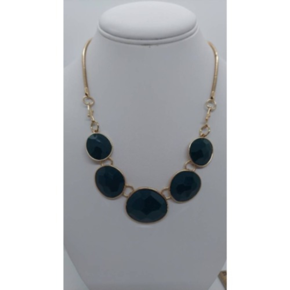 Avon NWT forest green Faceted cabochon necklace‎